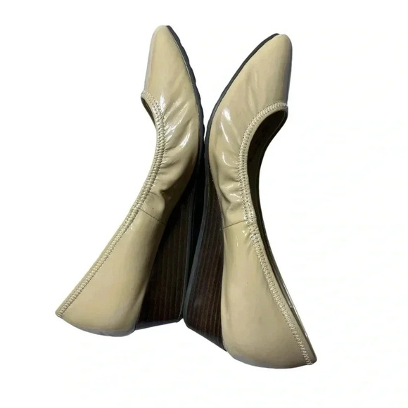 Cole Haan‎ Patent Leather Wedge 7.5 Heels Tan Naked Dressing Nude Neutral Office - Picture 5 of 9